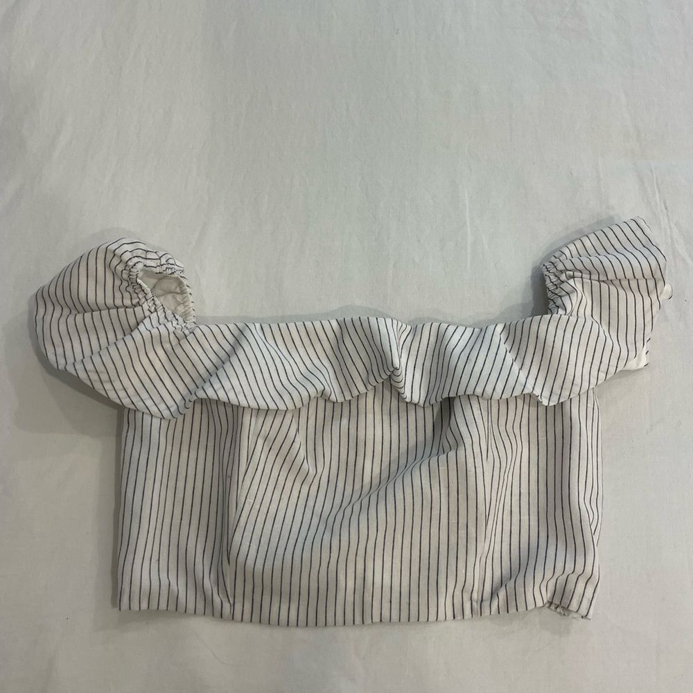 Black / white cropped blouse